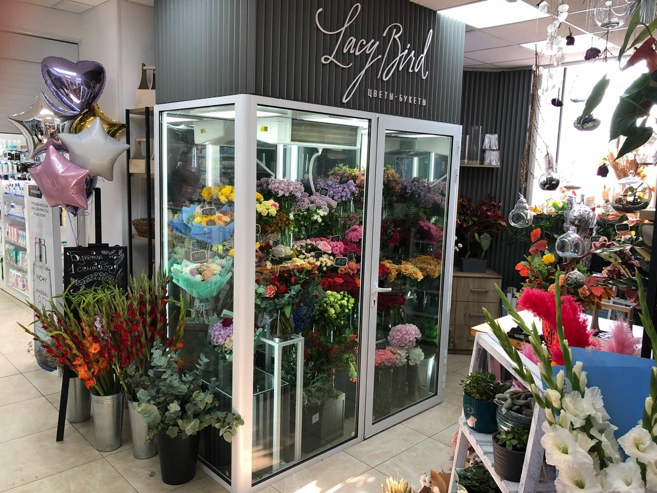 Цветочный магазин м. Lacy Bird цветы Москва. Оборудование для магазина цветов. Небольшой цветочный магазин. Цветочная витрина.