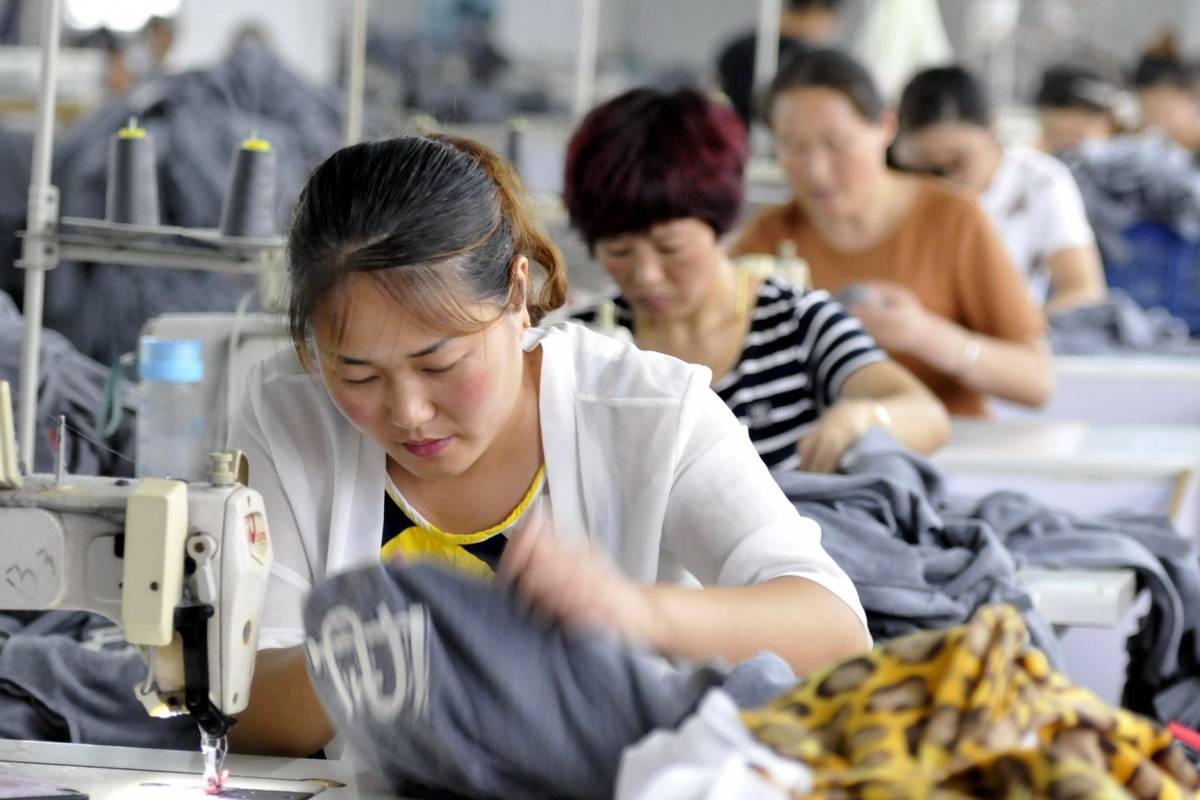 Производство товаров китай. Текстильная промышленность Китая. Текстильное производство. Швейная фабрика в Китае. Легкая промышленность Китая.