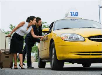 Пара пьяных пассажиров согласилась устроить групповуху с шофером такси
